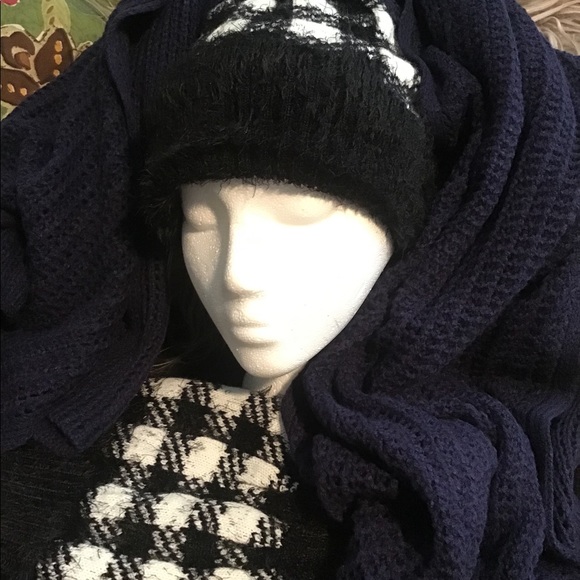 New scarf never worn - Picture 4 of 11